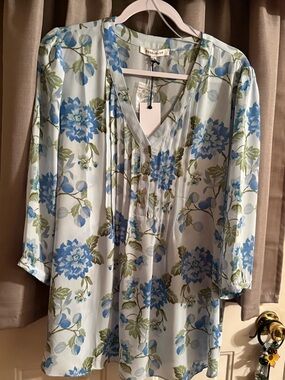 Rose& Olive light blue floral blouse sz 1x . 3/4 sleeves . 100% polyester hndwsh